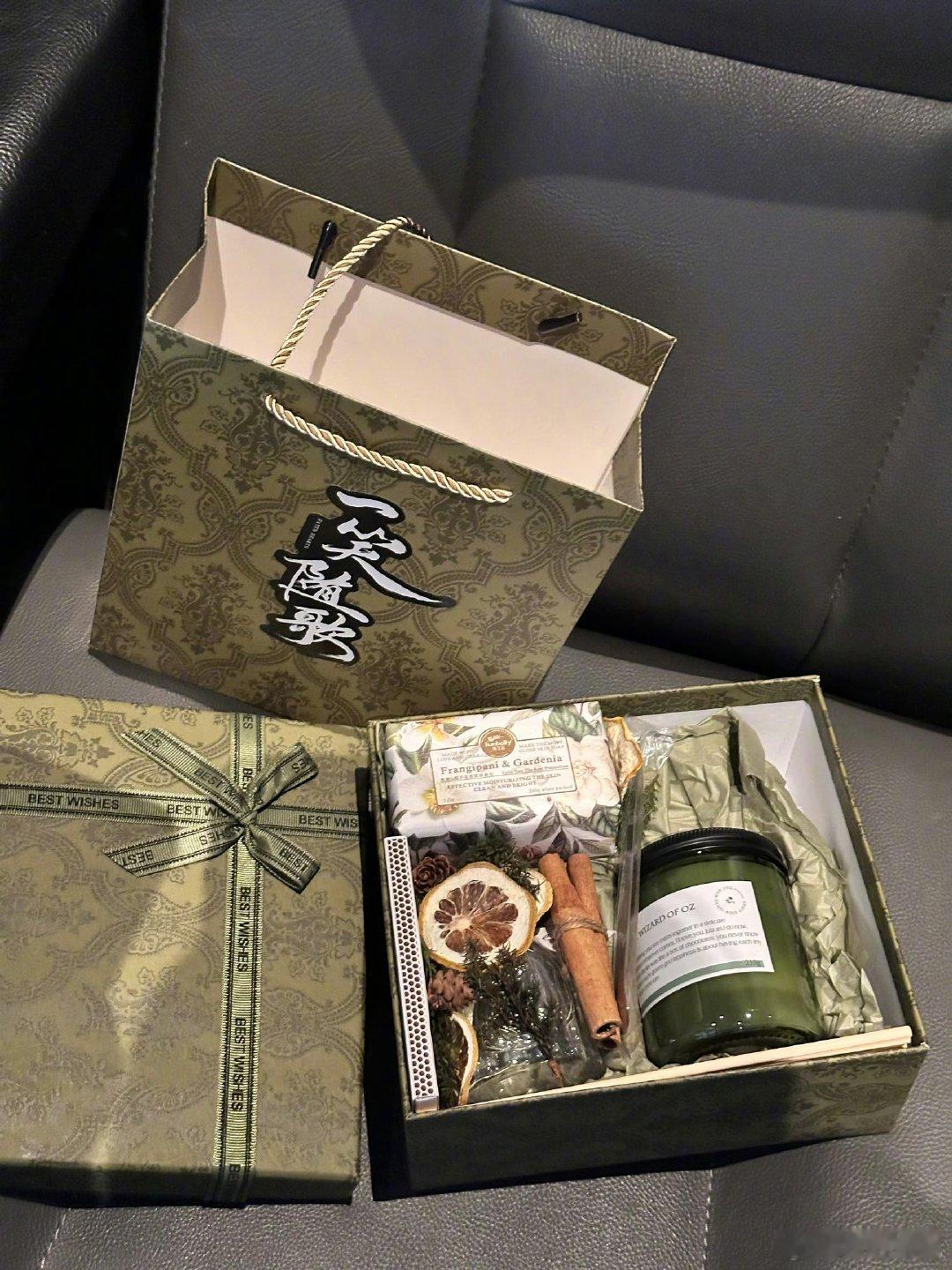 李沁追剧团伴手礼好豪华李沁能够获得这么多知名品牌的青睐，成为它们的代言人，这背后