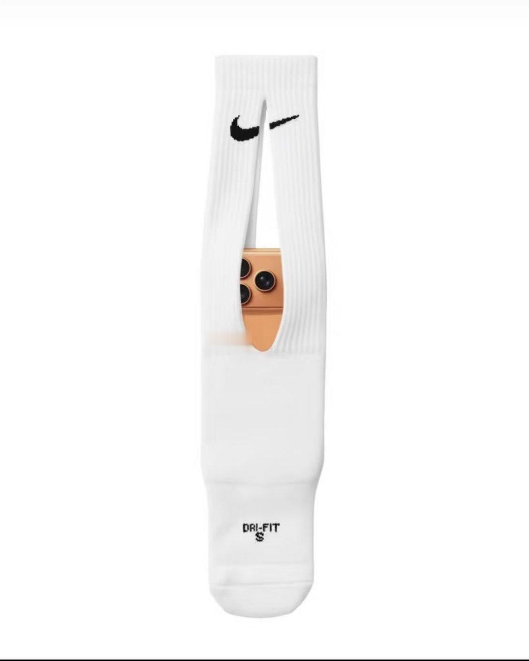 哈哈哈哈，买啥1299的iPhone Pocket，99就能买到耐克的袜子！啊，