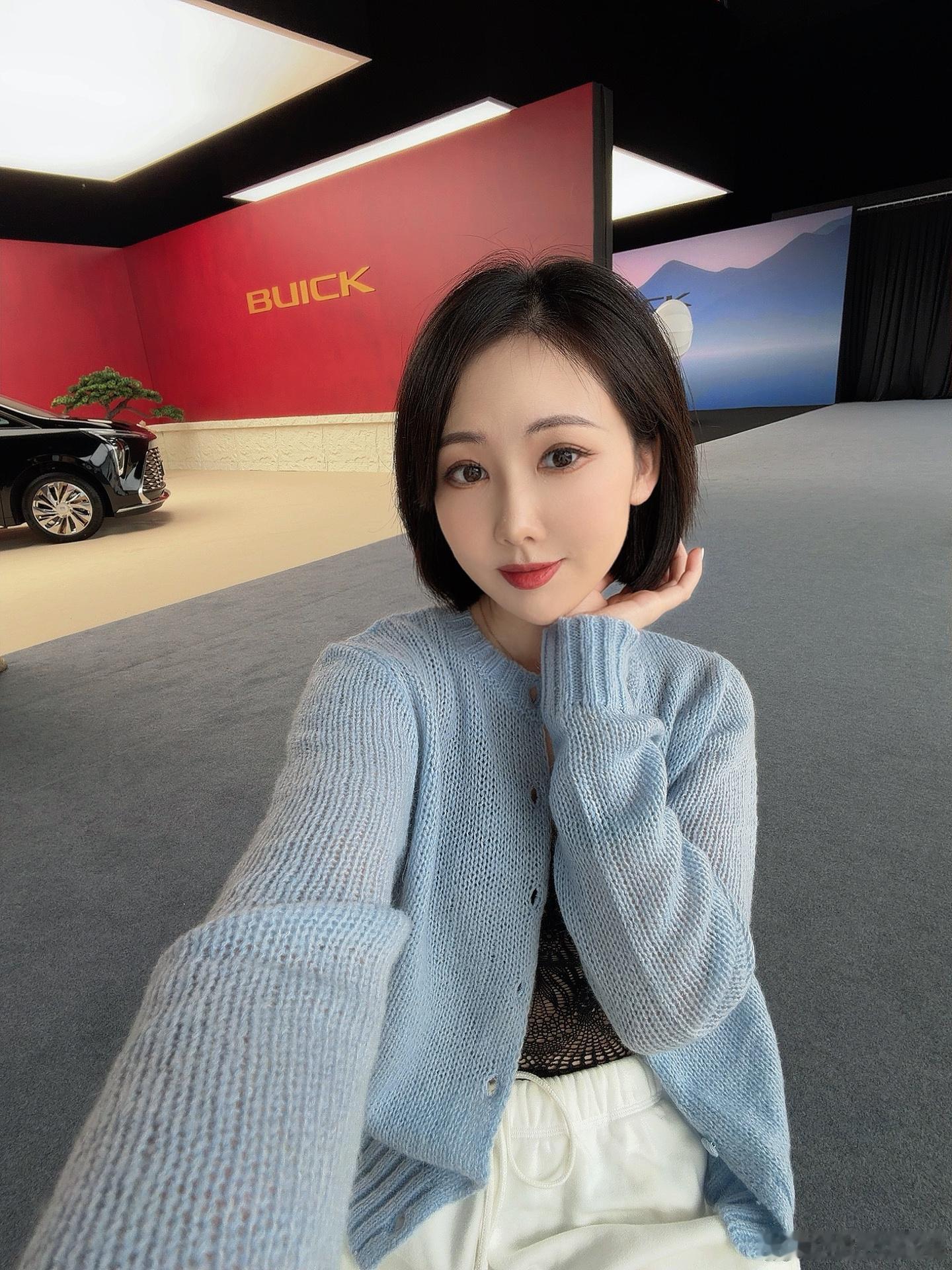 今天来拍别克世纪，因为车辆有一些改款，车内融入了满满的中国山水画元素。于是棚内也