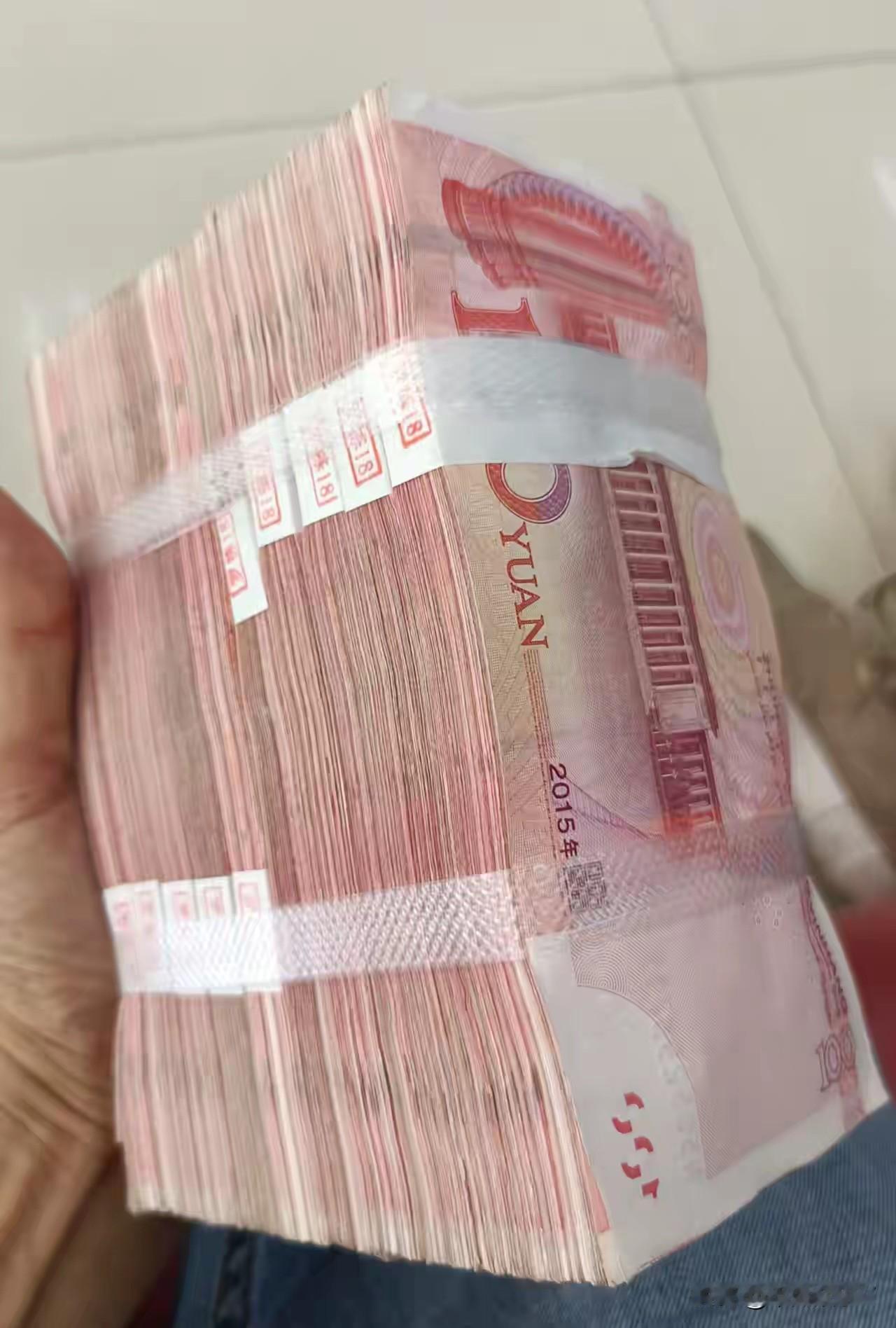 钱是用来救急的！

我一哥们，前几天出车祸骨折出院了，医院要交5万块钱手术费。他