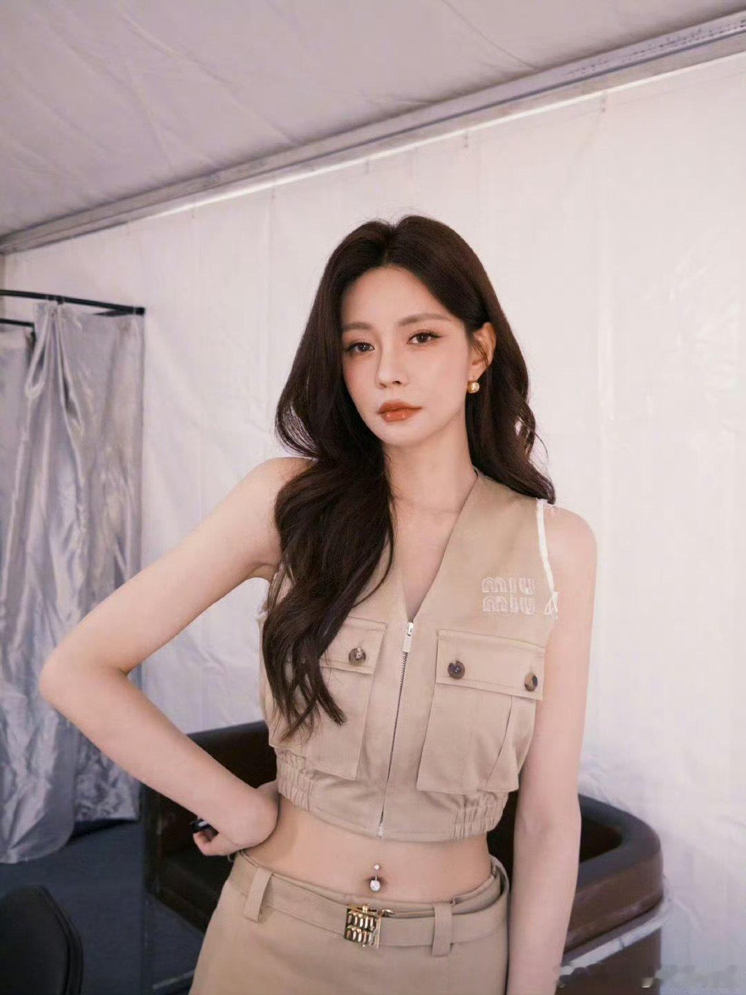 沈梦辰官宣热搜小品主理人歌手2026 元气满满活力在线，用热情点燃整场节目火热氛