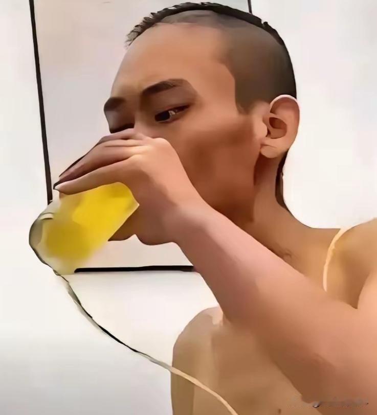 今天看到有个癌症晚期的大哥放弃治疗，自己抱了一箱啤酒在那儿喝，医生看见了赶紧过来