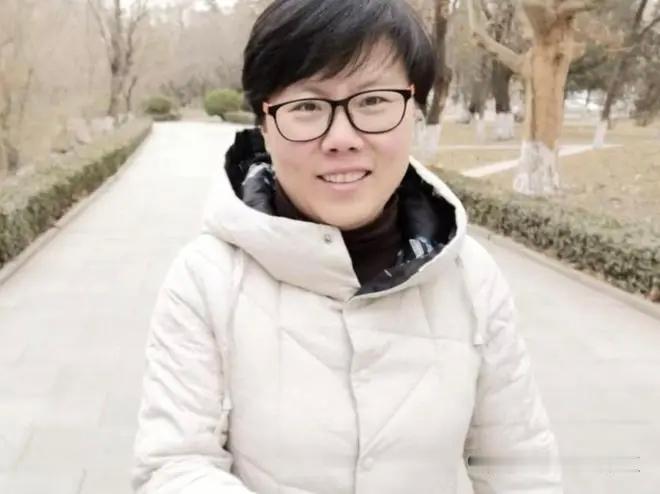 天妒英才｜学生含泪送别
         4月19日晚，山师附中41岁的高中地理