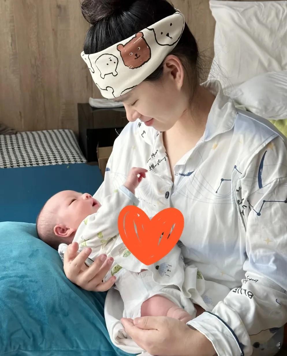 女儿去年生娃，
我给了五万，
就想让她在婆家腰杆硬点；

今年儿媳妇添了孙子，我