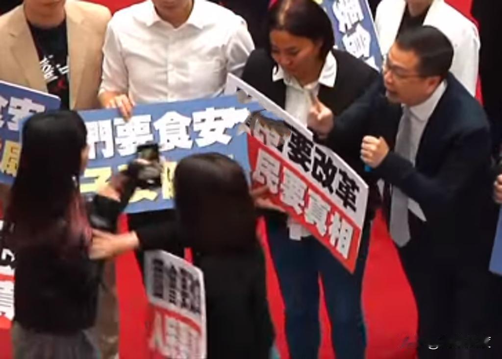 民代互杠，黄捷护主陈其迈争当出头鸟向罗智强抢麦！台立院开议第一日，国民党在陈建仁