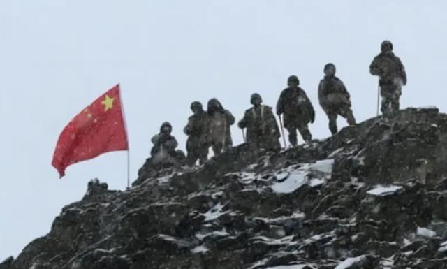 加勒万河谷冲突，首长命令高个子持盾牌冲前排，后排持长杆器械攻击。结果所有官兵都争