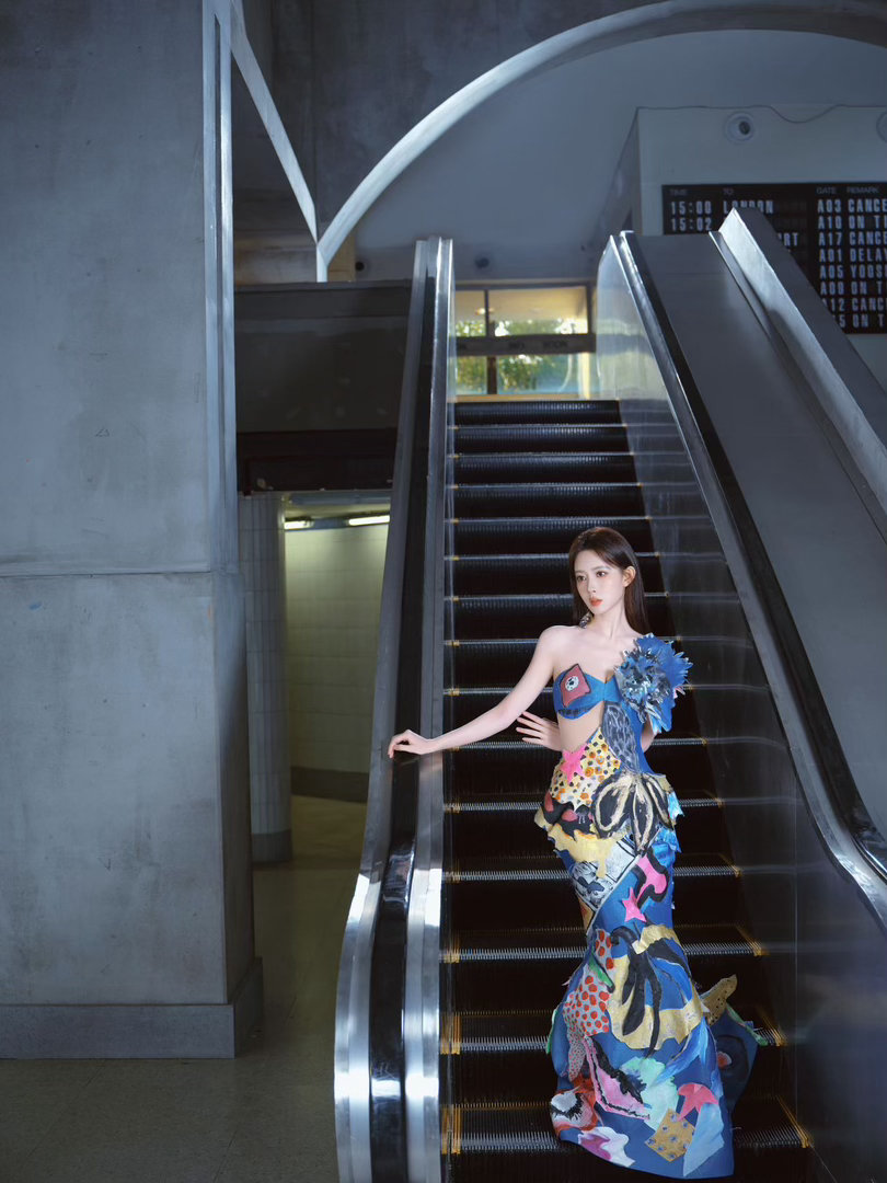 孟子义VOGUE出图像从艺术展走出来的样子，撞色鱼尾高定自带涂鸦美学，色彩鲜活跳