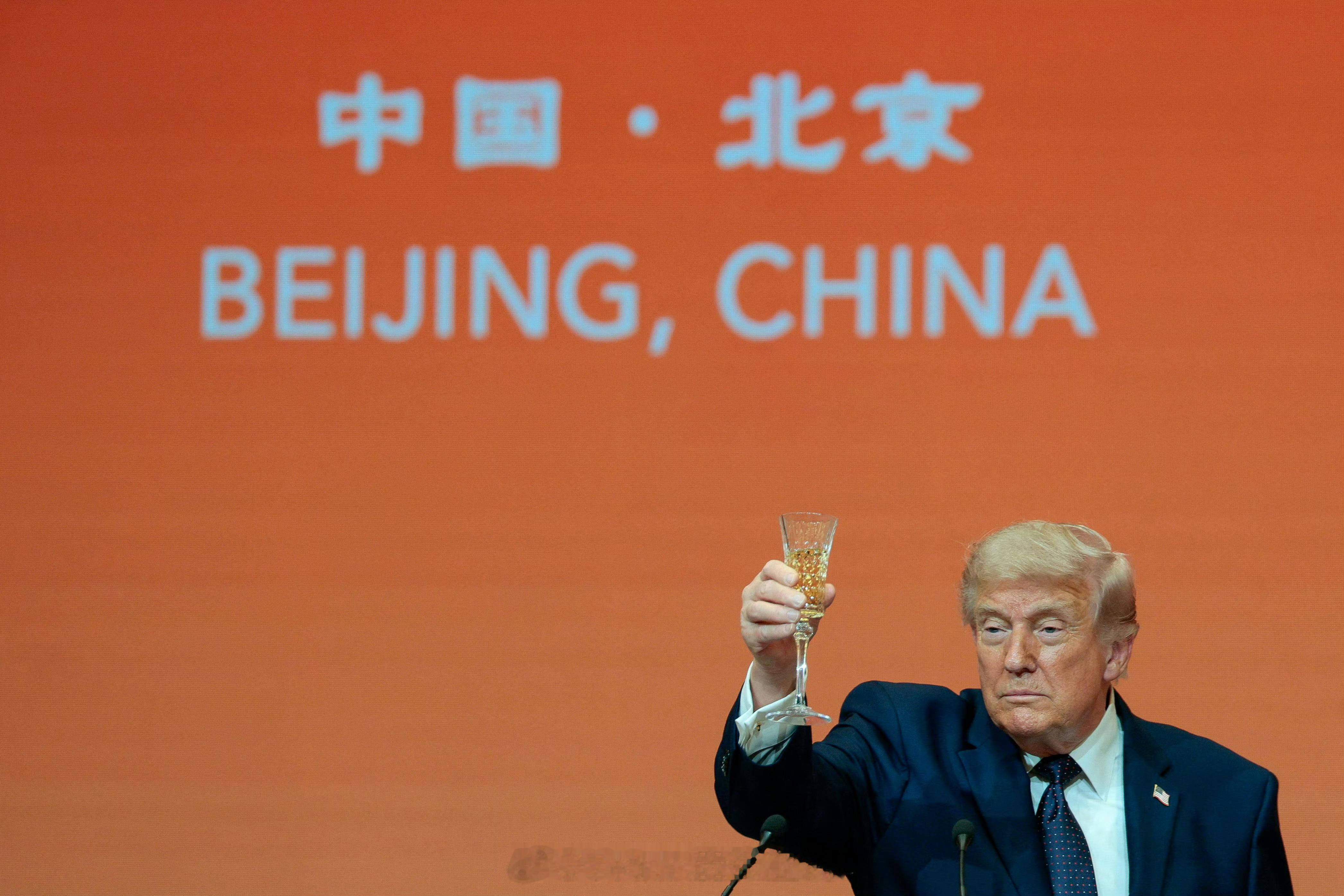 『手捧美酒啊望北京豪情啊胜过长江水胜过长江水锦绣前程党指引万里山河尽朝晖』