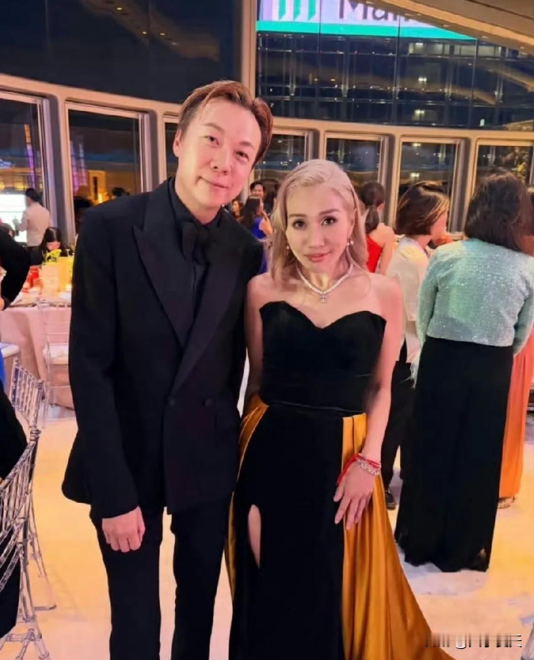 何超盈带女儿参加慈善晚宴，小小年纪，就能见大世面！这就是香港豪门千金的含金量吧，