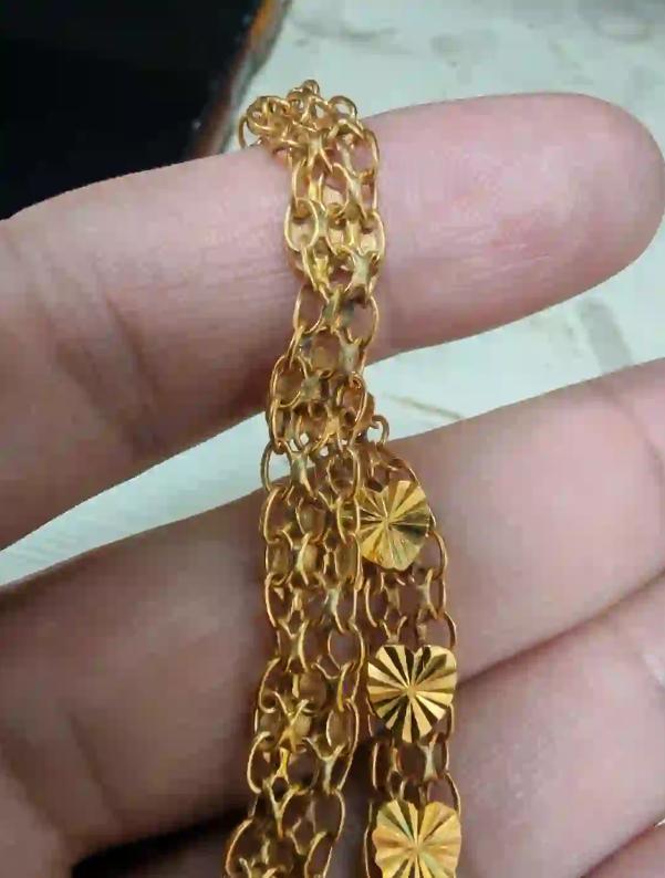 刷直播间没忍住，抢条“足金999”项链，镂空链身、每隔一截缀片车花小圆片，闪得不