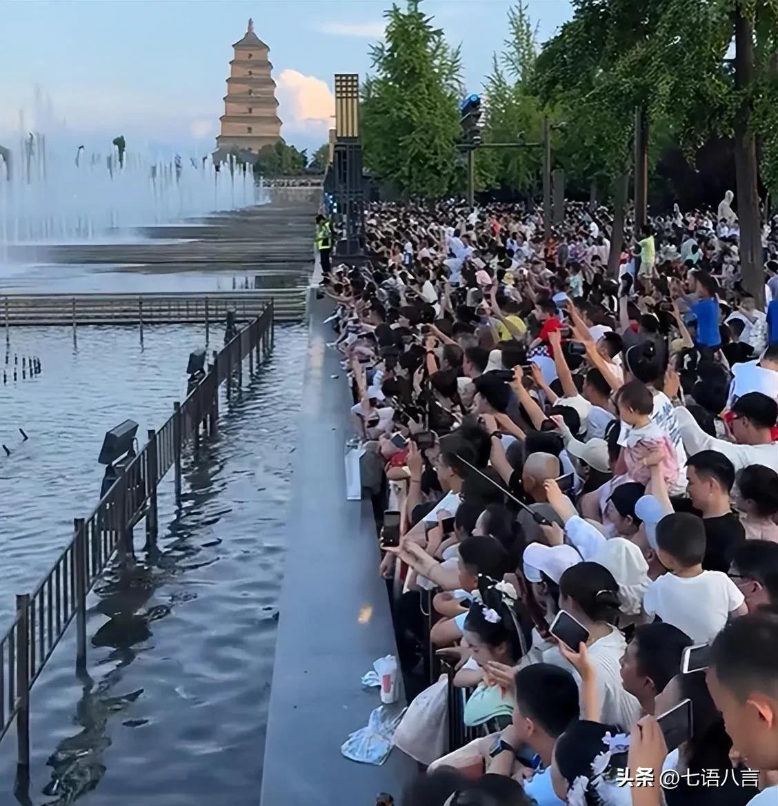只要国内一放长假，出境、国内各大景区瞬间热闹起来。大街小巷、热门景点人头攒动，航