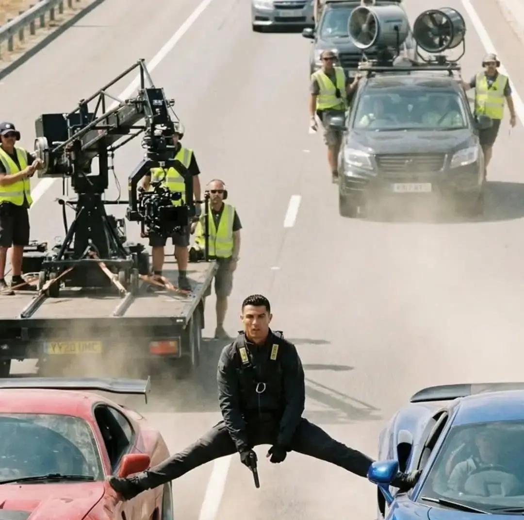 C罗那5秒镜头，差点让保险公司停掉整个剧组。
 
别人客串是站在车边摆姿势。他客