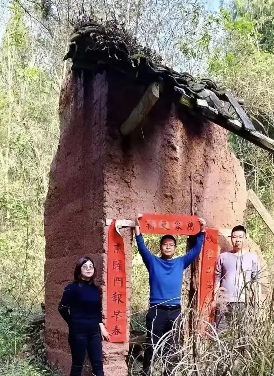 老家只剩下一扇墙，但兄妹3人，在每年春节时还是坚持跨越干里，回到老家给“家”贴上