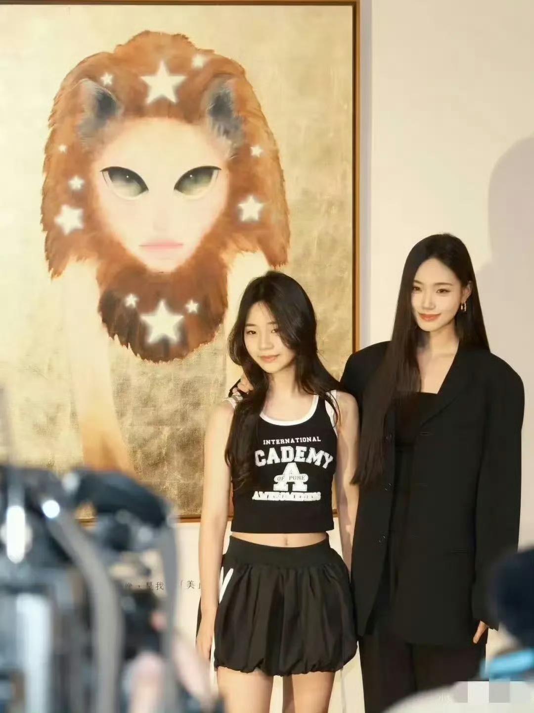 同样是两姐妹，估计小S这两个女儿会成为下一代大小S……

大S的离世，小S也不动