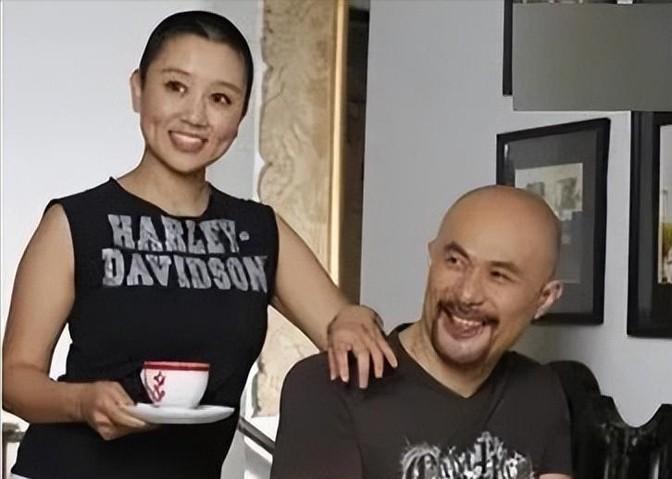 1994年，饰演“鳌拜”的徐锦江到云南拍戏，路过机场的时候，他看到一队女兵，其中