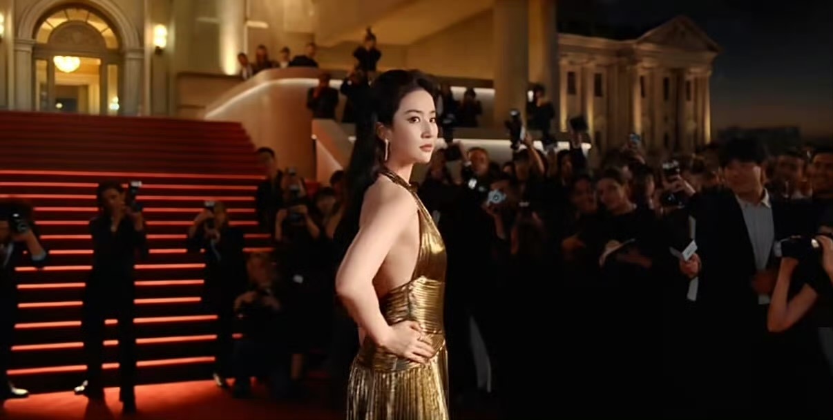 娱乐刘亦菲挂脖露背裙刘亦菲大露背礼服好美的露背裙 