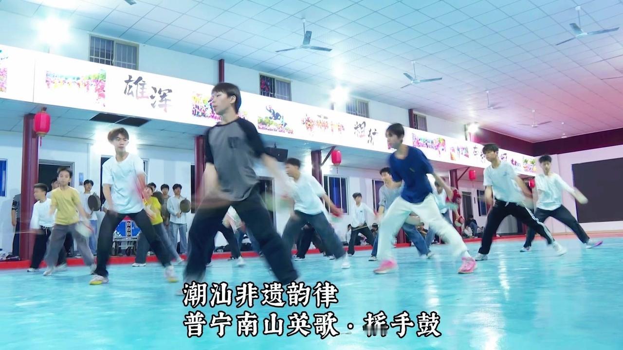 🖤普宁南山英歌太震撼了！指尖轻摇手鼓，鼓点灵动有节奏，身姿舒展大气又有力。
一