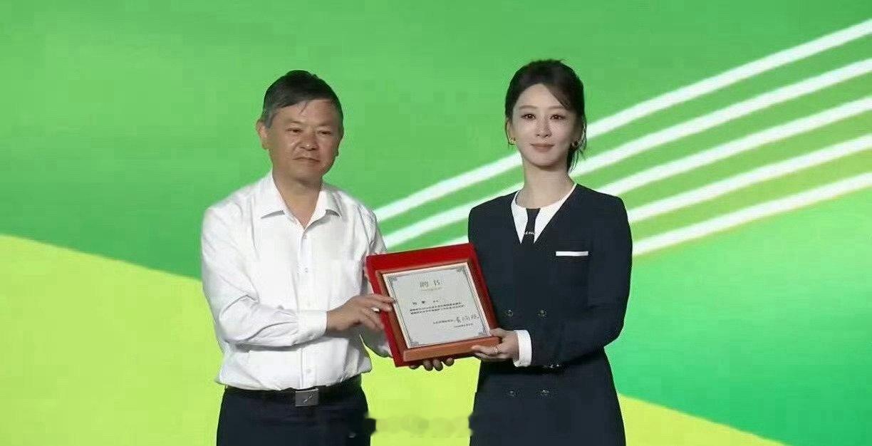 杨紫参加六五环境日杨紫行程好满，今天又受邀出席了六五环境日国家主场活动，解锁生态