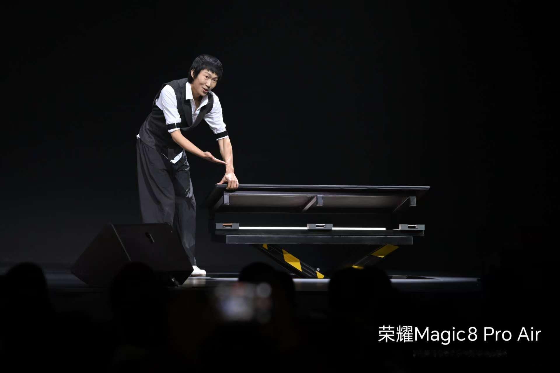 昨晚亲眼看着舞者用踢踏舞步狂踩手机，结束后荣耀Magic8 Pro Air毫发无
