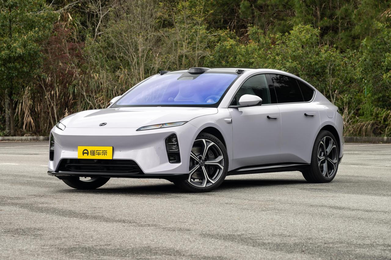 蔚来ET5，这视角，女生开是男友力，我开像开卡丁车。
试驾ET5，一坐进去我就懵