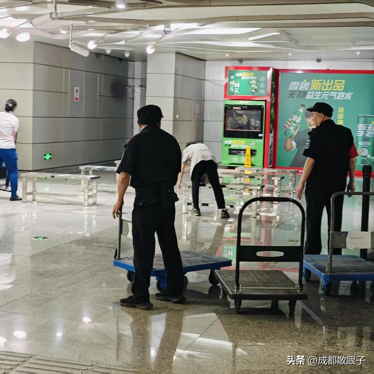 成都地铁限定纳凉要上线了
下班看到地铁工作人
已经在放板凳啦
明天地铁纳凉就有座