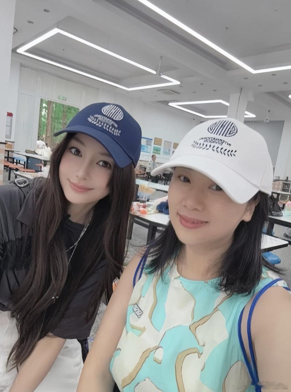Angelababy参加小海绵学校义卖会 温柔妈咪上线！Angelababy低调