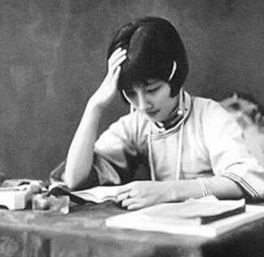 1929年，徐志摩逛完青楼之后回到家中，抱着妻子陆小曼坏笑，说那里的姑娘“肉感颇