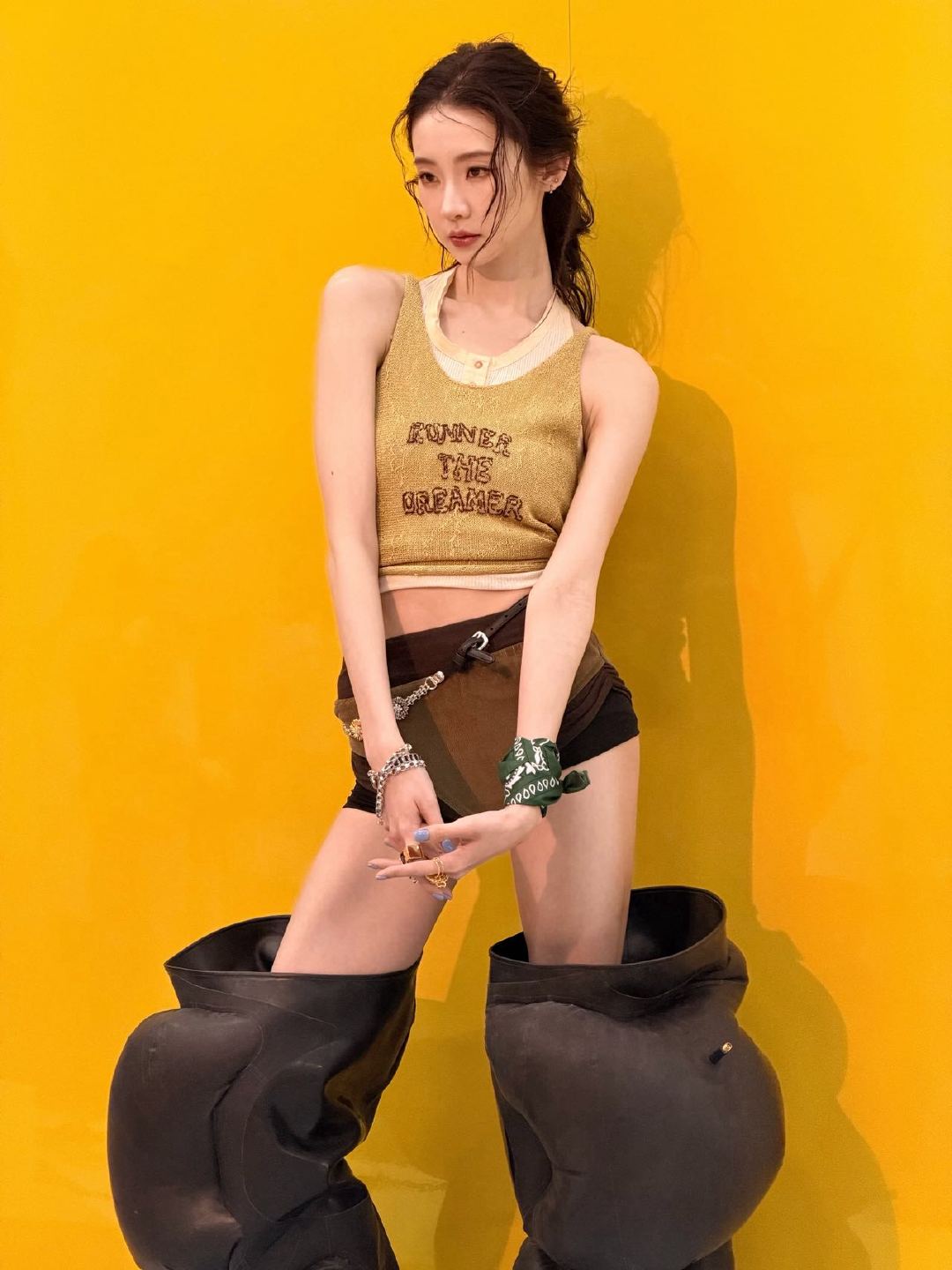 张艺凡向涵之亲了 被两位美女的亲密互动甜晕！自然温柔的贴贴瞬间，少女感满满，颜值