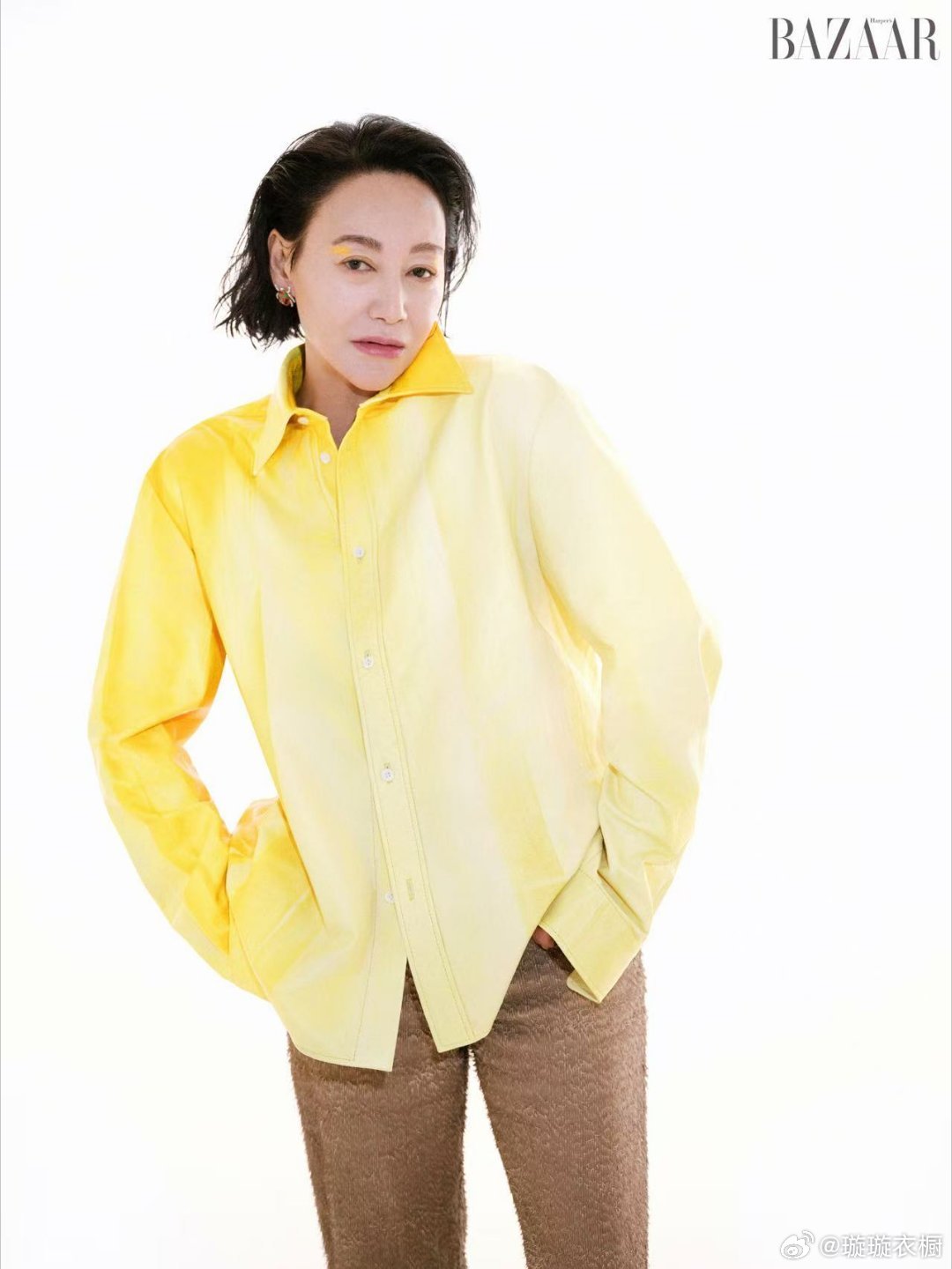 惠英红明黄衬衫是破晓的第一束光，褶皱里藏着岁月酿的酒正红西装如燃烧的火焰，每一粒