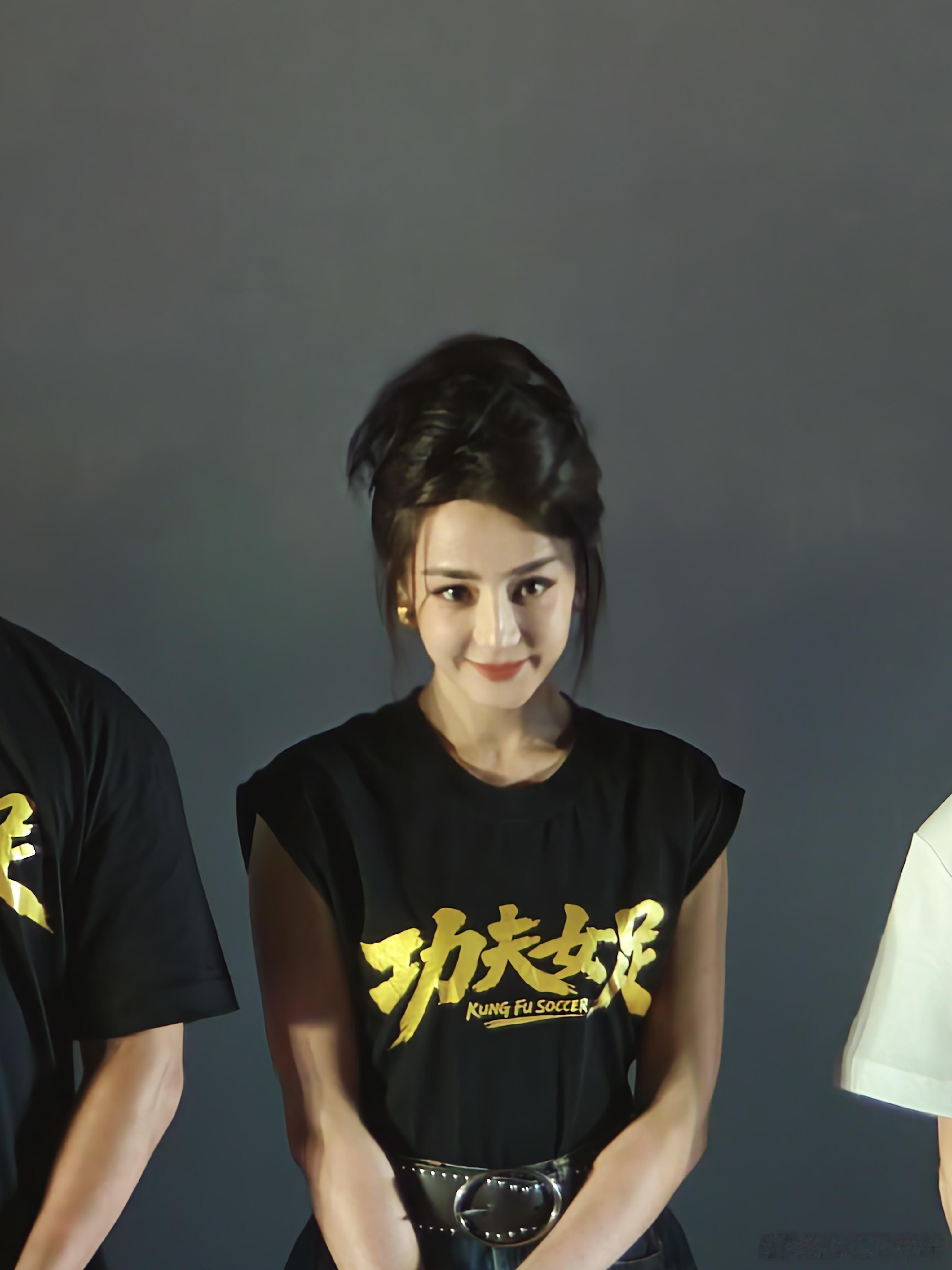 功夫女足路演 互动环节有观众问星爷“为什么现在还在拍这种无厘头喜剧”，他想了几秒