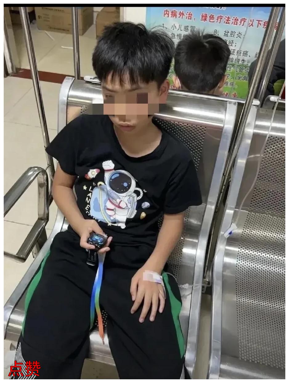 诊所里的一幕让人揪心。

一个六七岁的男孩打着吊针，因为生病难受哭了。父亲突然吼