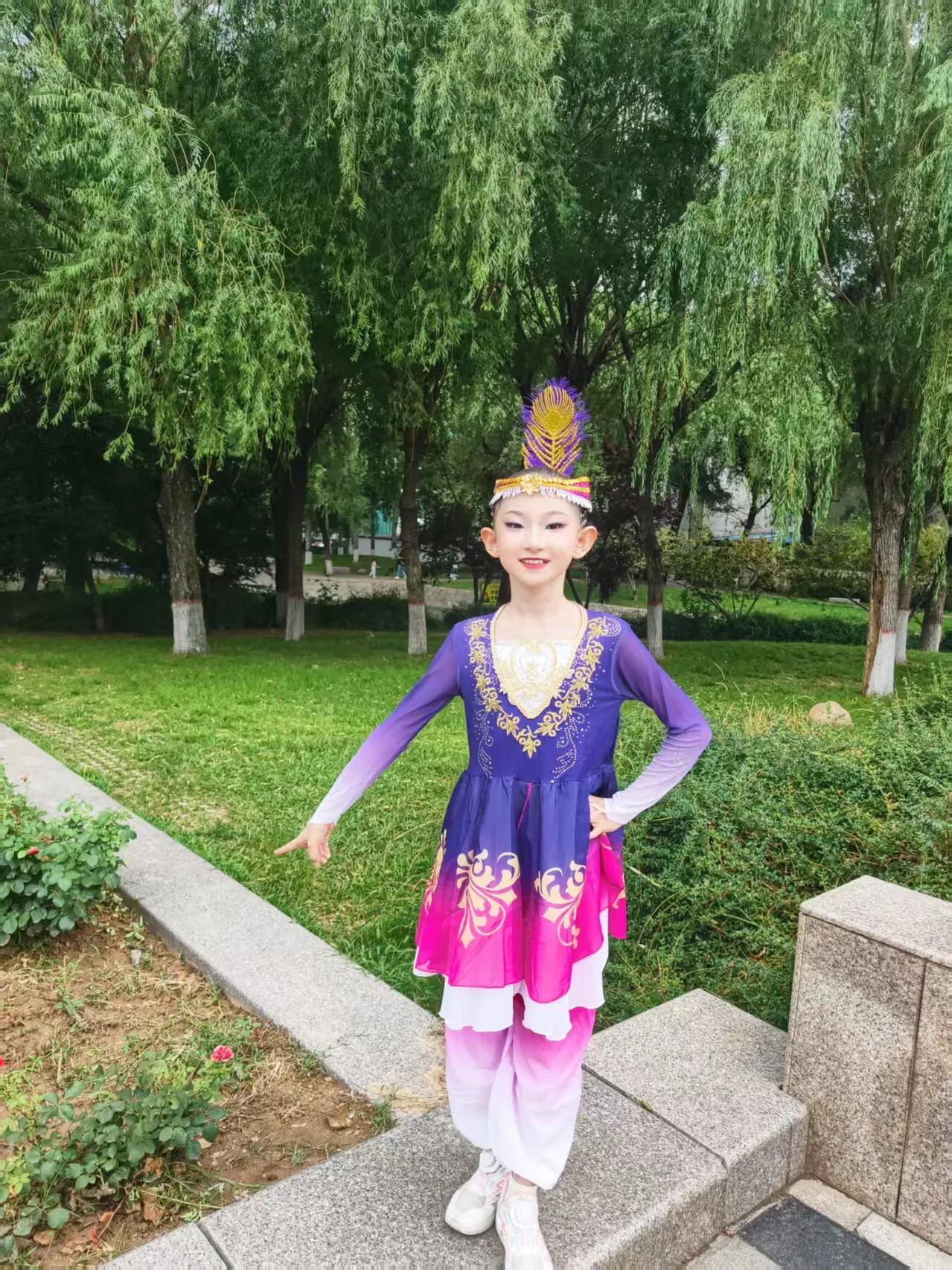 小雅是个痴迷舞蹈的小女孩。一穿上舞裙，她眼里便盛满星光。练功房里，她从不偷懒，压