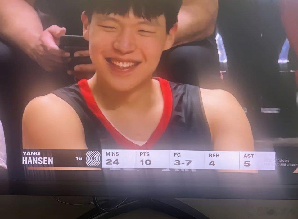 杨瀚森今天NBA首秀表现很好，有防守有进攻还有策应传球，再接再励！ ​​​