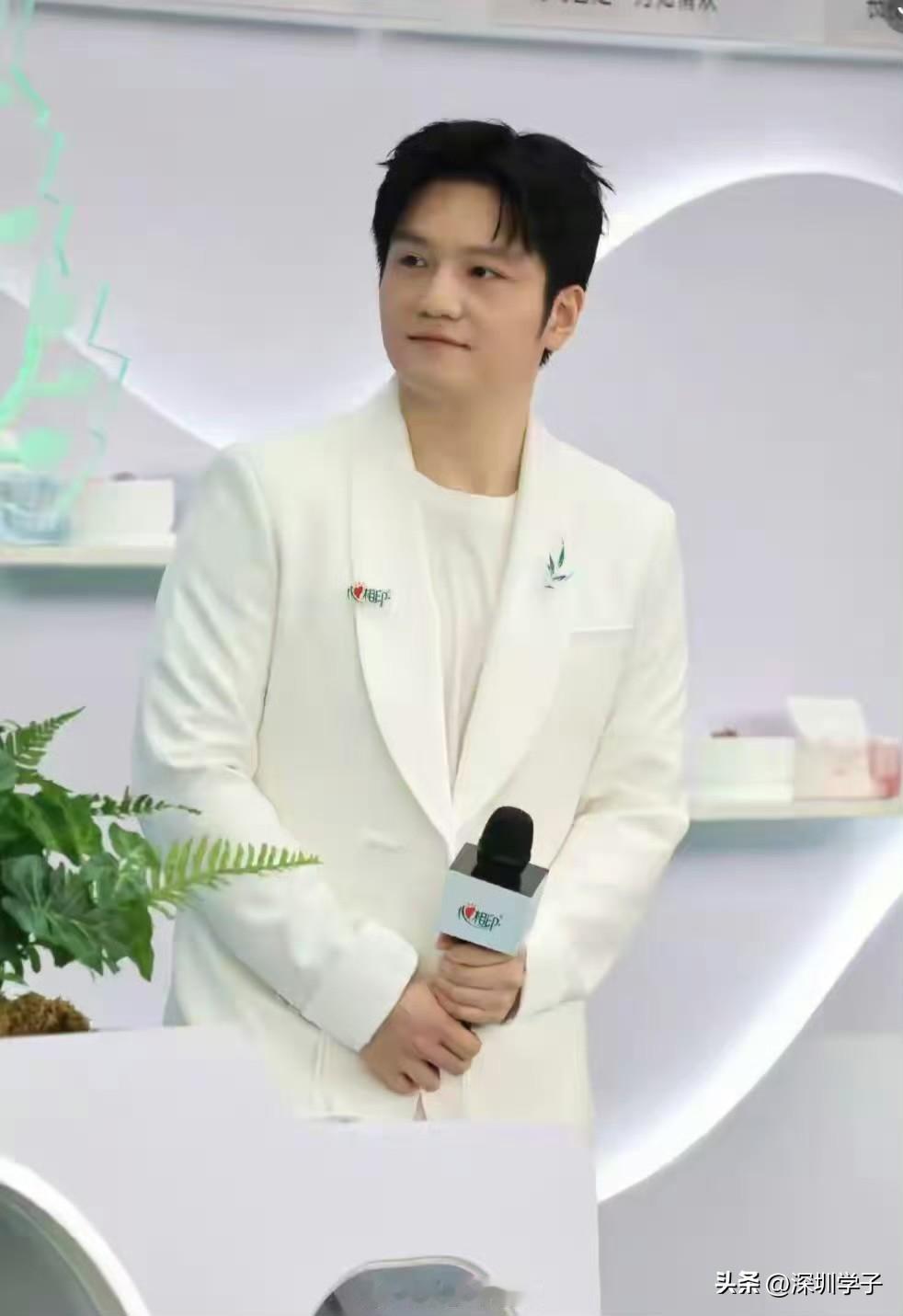东哥，你现在这么会穿衣服，会选衣服，是不是有女朋友了？
东哥，今年比赛不多，任务