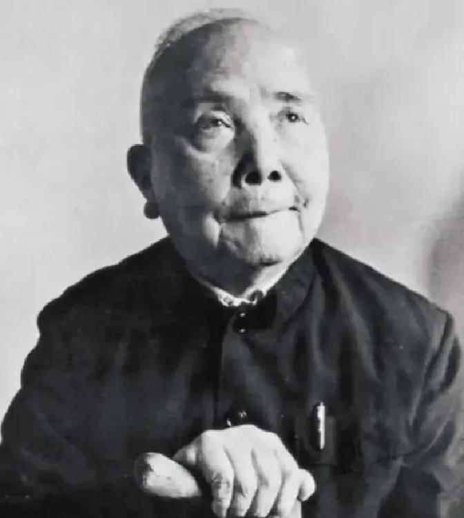 零下30度，十万大军挤在帐篷里瑟瑟发抖，战马一匹接一匹冻死在马厩。王震拍桌子吼了