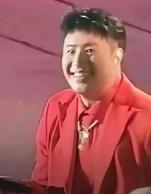 这是潘玮柏吗？简直认不出来。
遥想当年的帅哥模样，现在的他像是吹气球一般地发胖，