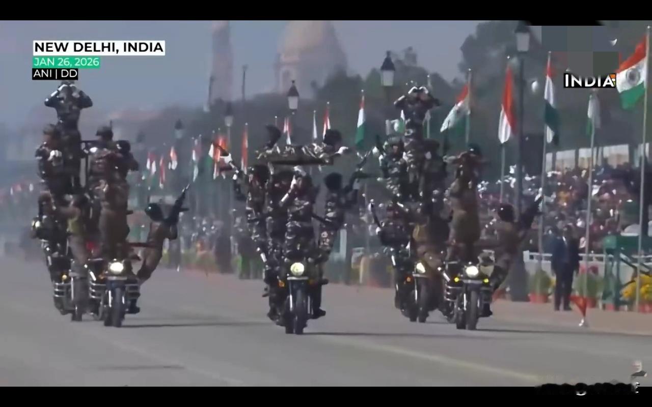 这很印度，印度的庆典让全世界都恨震惊！
高空蹦极不算什么！
三人叠罗汉也不算什么