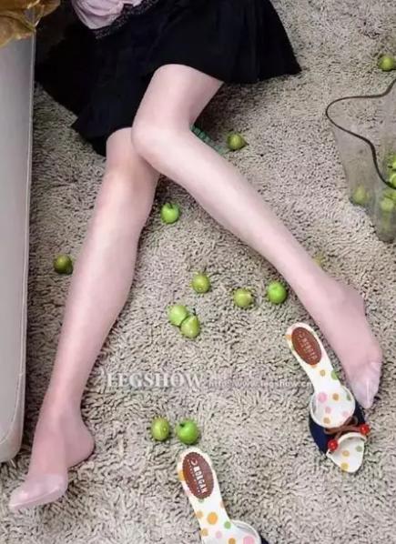 “只剩内衣裤行不行？” 女生参加群演试镜被要求衣着裸露！
网友评论：借着艺术，表