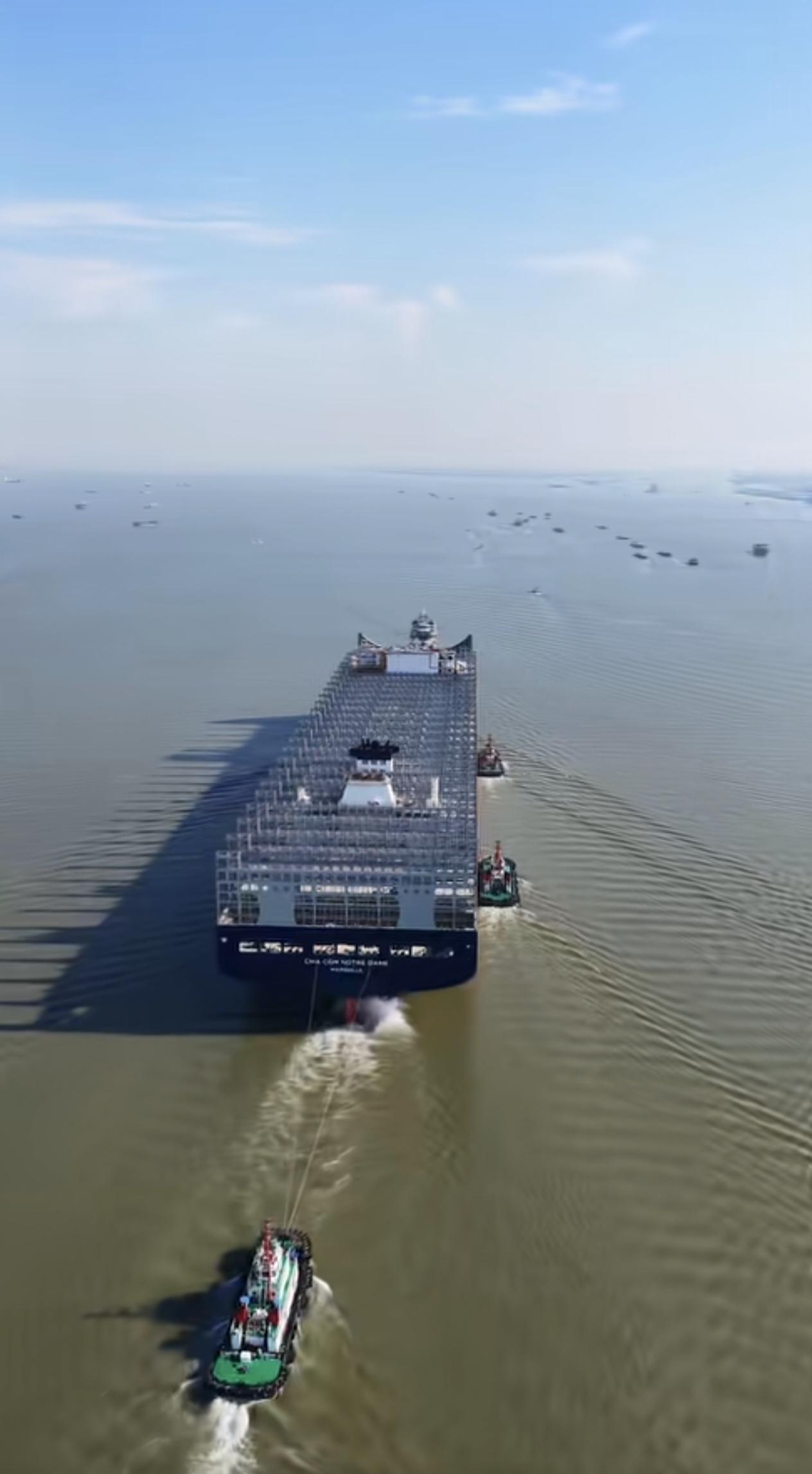 当那道钢铁脊梁刺破晨雾的刹那，整个港口都屏住了呼吸。
 
长400米，宽61米，