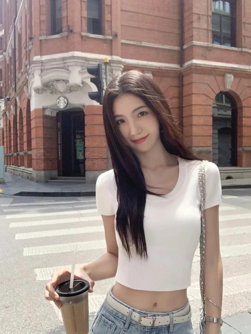 元气少女在街头，白T恤+牛仔裤，轻松自在！🌞👗👖