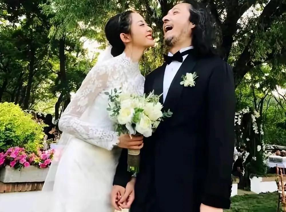 当年音乐人三宝和小25岁老婆万千惠的婚礼嘉宾阵容可谓是豪华。

刘欢担任婚礼的主