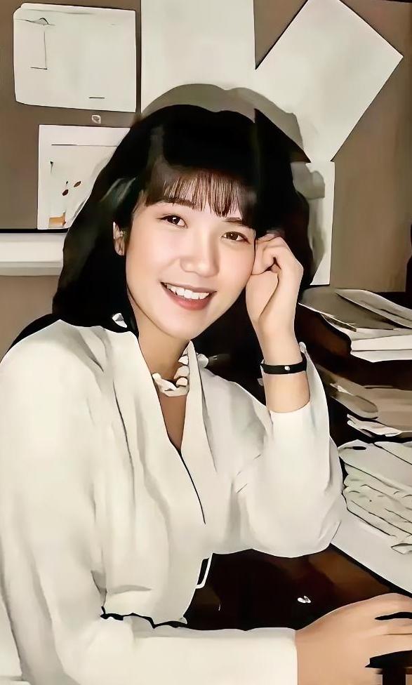 这是一张真实的照片，不是演员扮演的，你能猜到她是谁吗？简单提示几点：1、她出生于