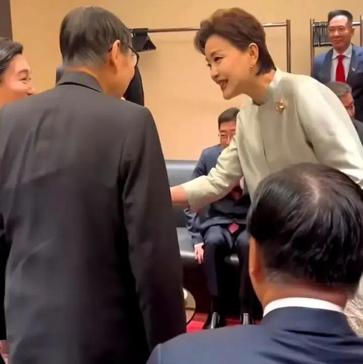 刷到一张旧图被剪成新瓜。

2016年香港金像奖后台，杨澜正采访杨受成，张艺谋站