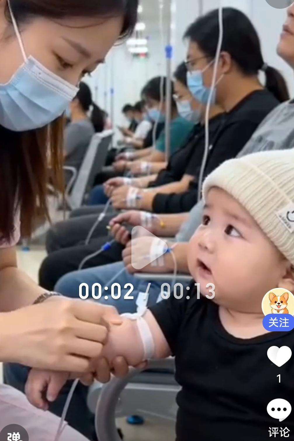 小宝宝主打一个短暂友好！
 
输液大厅有趣一幕，萌宝还在和护士小姐姐对视搭话，气