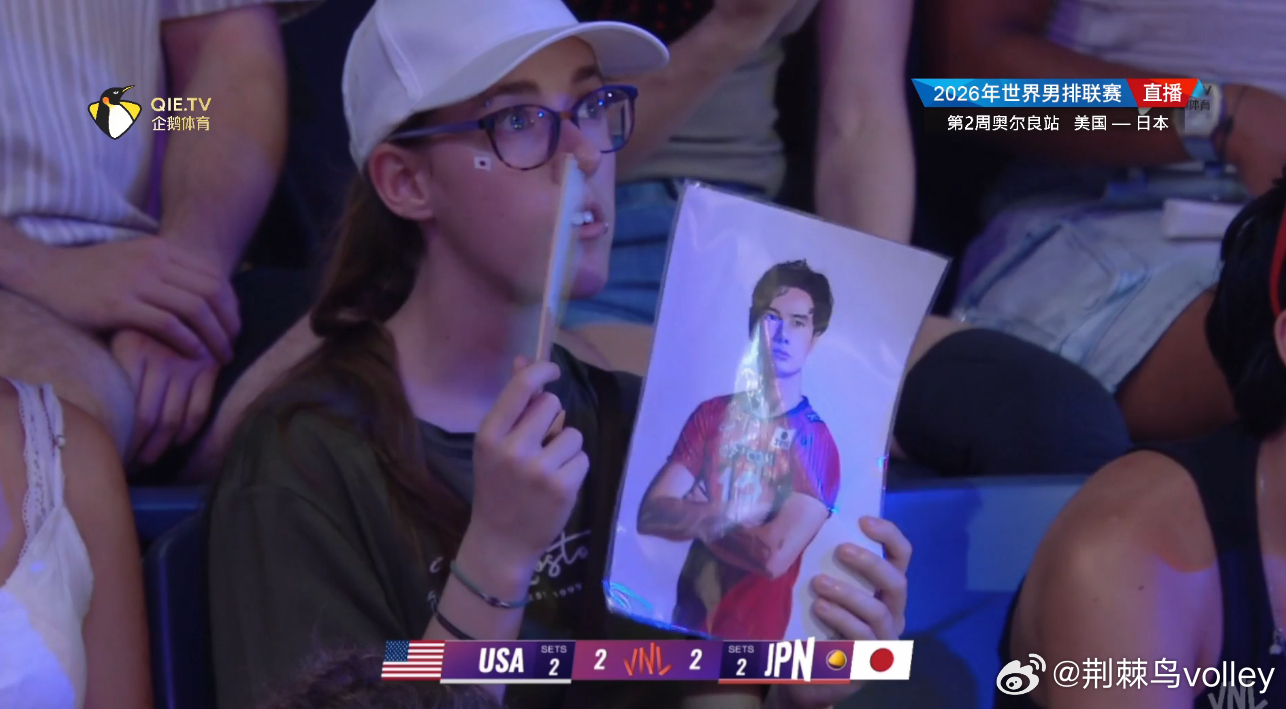 高桥蓝法国的球迷！还看到很多拿着牌子支持日本球员的球迷，包括支持小川智大、西本的