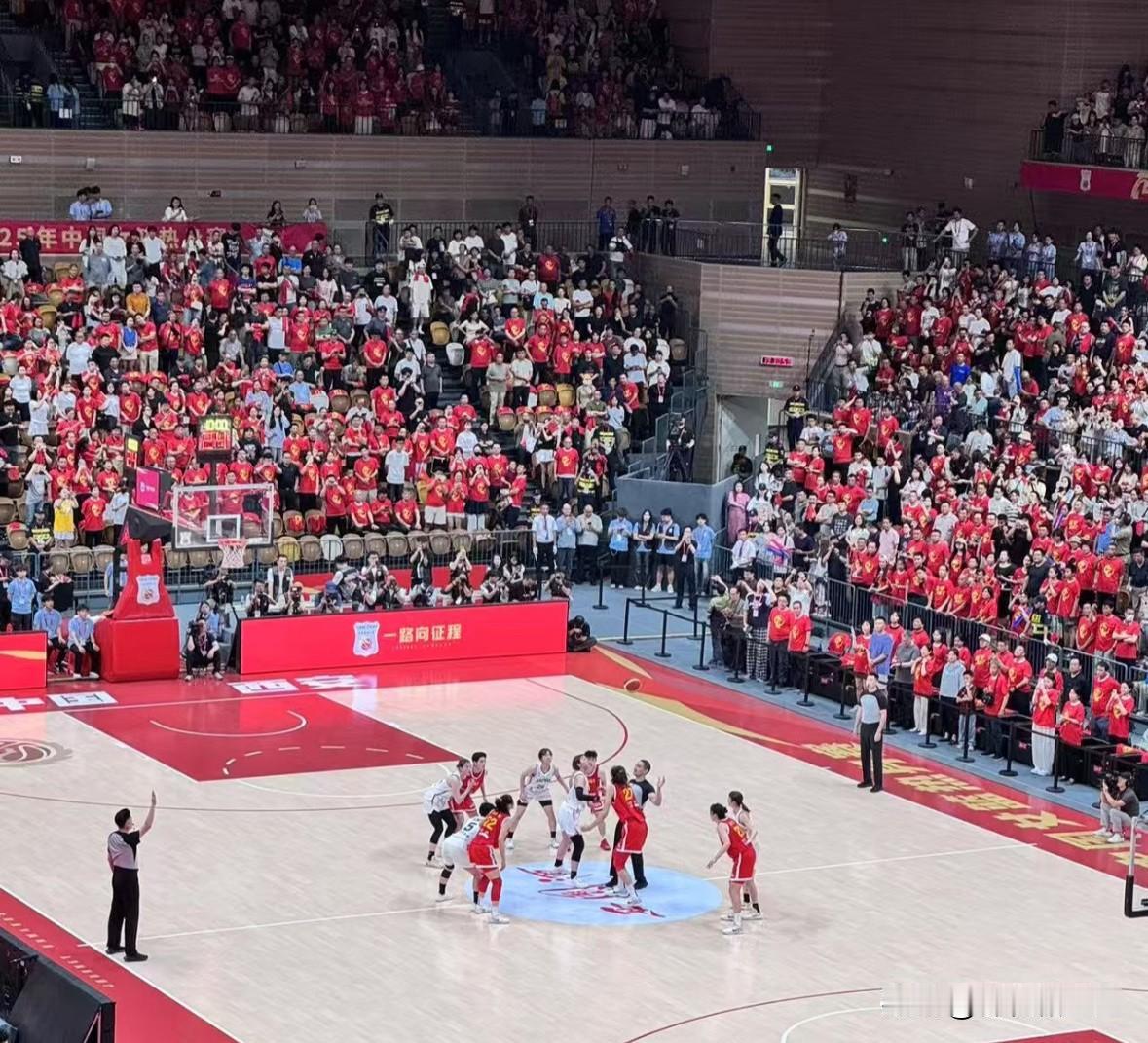 看到报告上那行“应力性骨折风险”，我反倒松了口气。

医嘱很冷酷，就俩字：停赛。