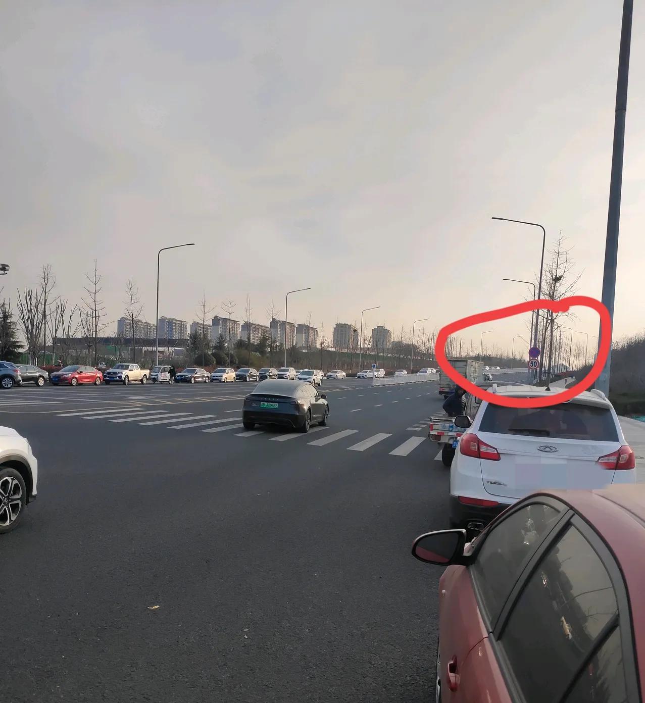 即墨区盟旺路杨头大集路段有禁停标志，开车去赶集的要注意，最好把车开到里面的停车场