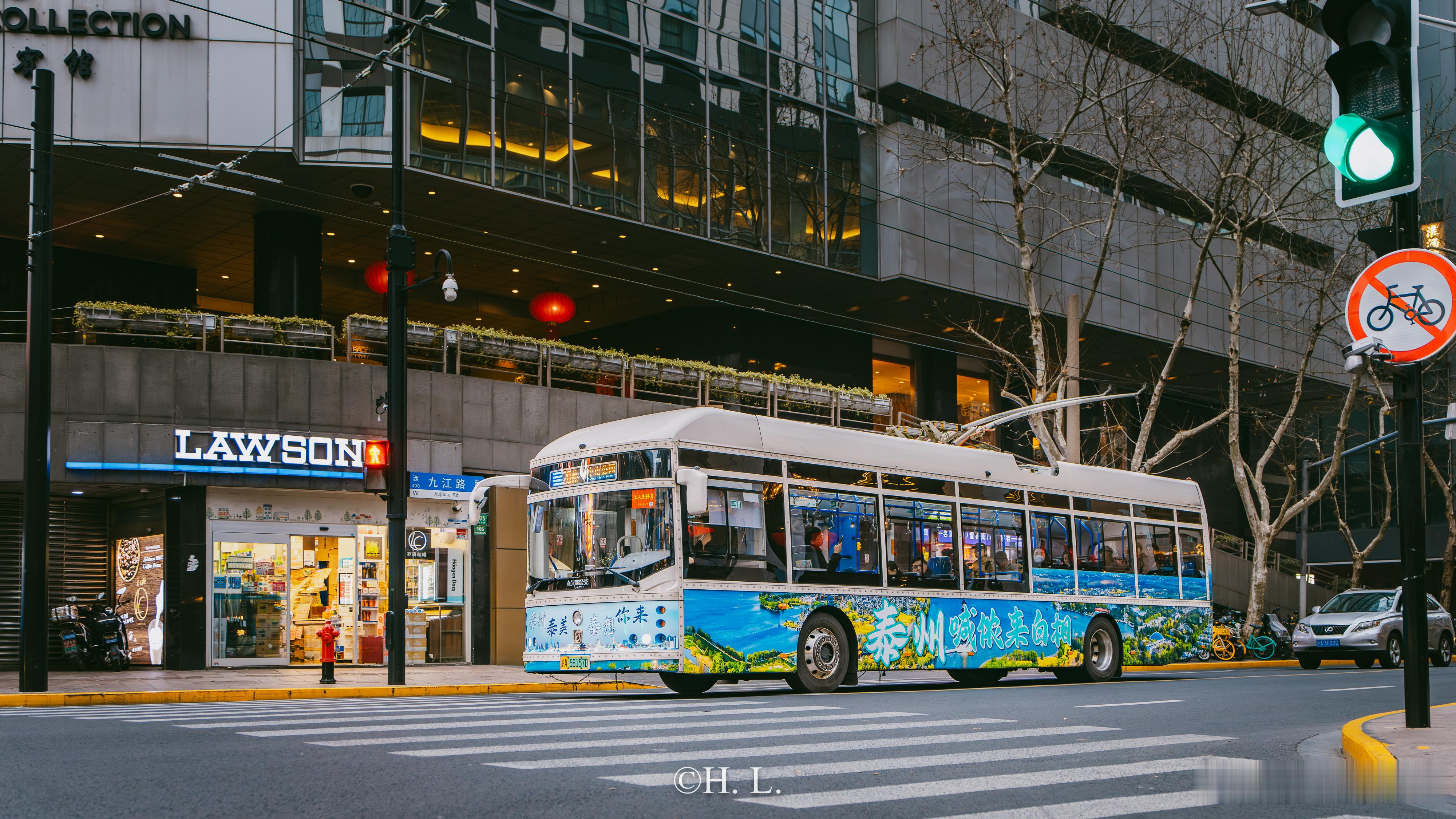 无轨电车节前最后一波新广告之泰州文旅。20路S5A2003号卸下爱乐乐团新年音乐