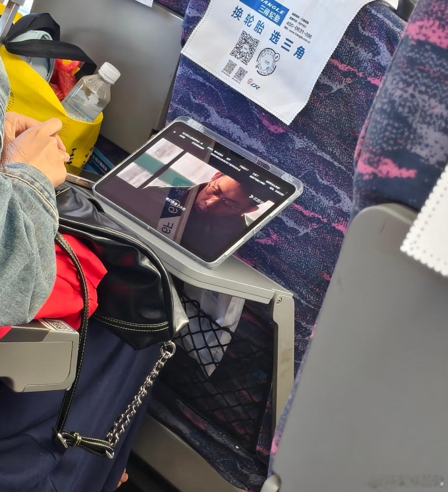 半个车厢都在追以法之名谁还没被这部剧圈粉我都会难过！从第一秒就抓住眼球，节奏快到