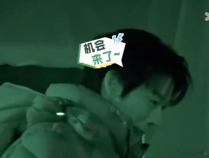 魏大勋把徐志胜当陀螺抽 也太会玩了吧！趁着徐志胜暗夜看不清，直接把人转得像陀螺一